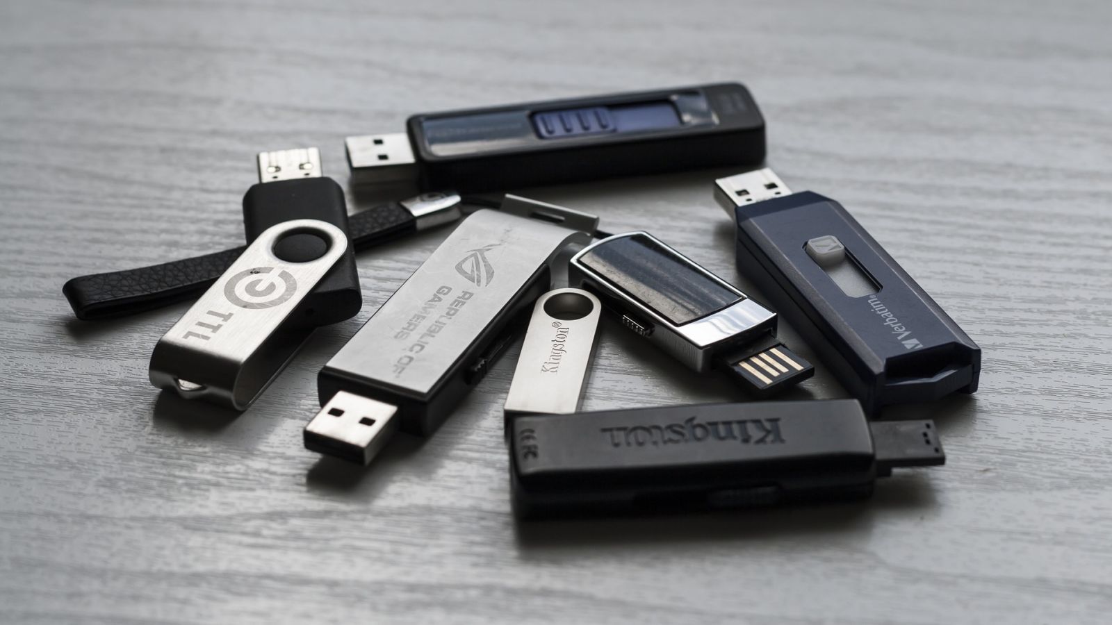 Pen Drive Multilaser Twist 64GB USB Leitura 10MB/s e Gravação 3MB/s Preto Pd590